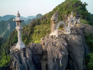 Local road to Trang An, Tam Coc and Hang Mua