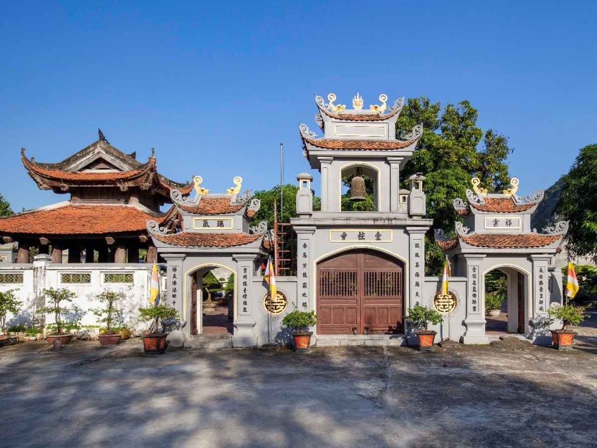 Ninh Binh in the Rain: Best Local Activities When Weather Changes - Ninh Bình Local Tour - Cho thuê xe máy tại Ninh Bình Visit temples and pagodas when rain is light